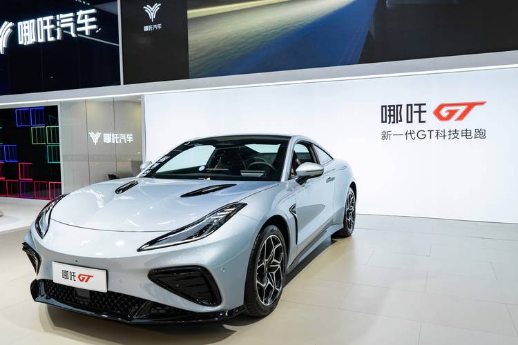 东莞116哪吒汽车在智能汽车领域的表现，领途汽车在新能源汽车市场中的影响力